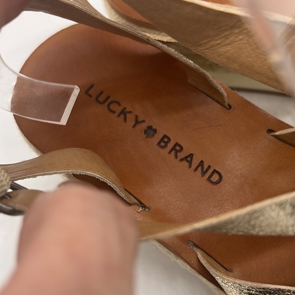 Lucky Brand Gold Strappy Platform Sandal Sz 9. MCS2188F - Picture 5 of 9